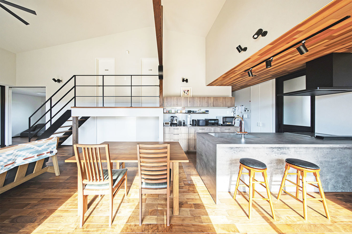 ブラックウォールナットの色合いで統一したLDK