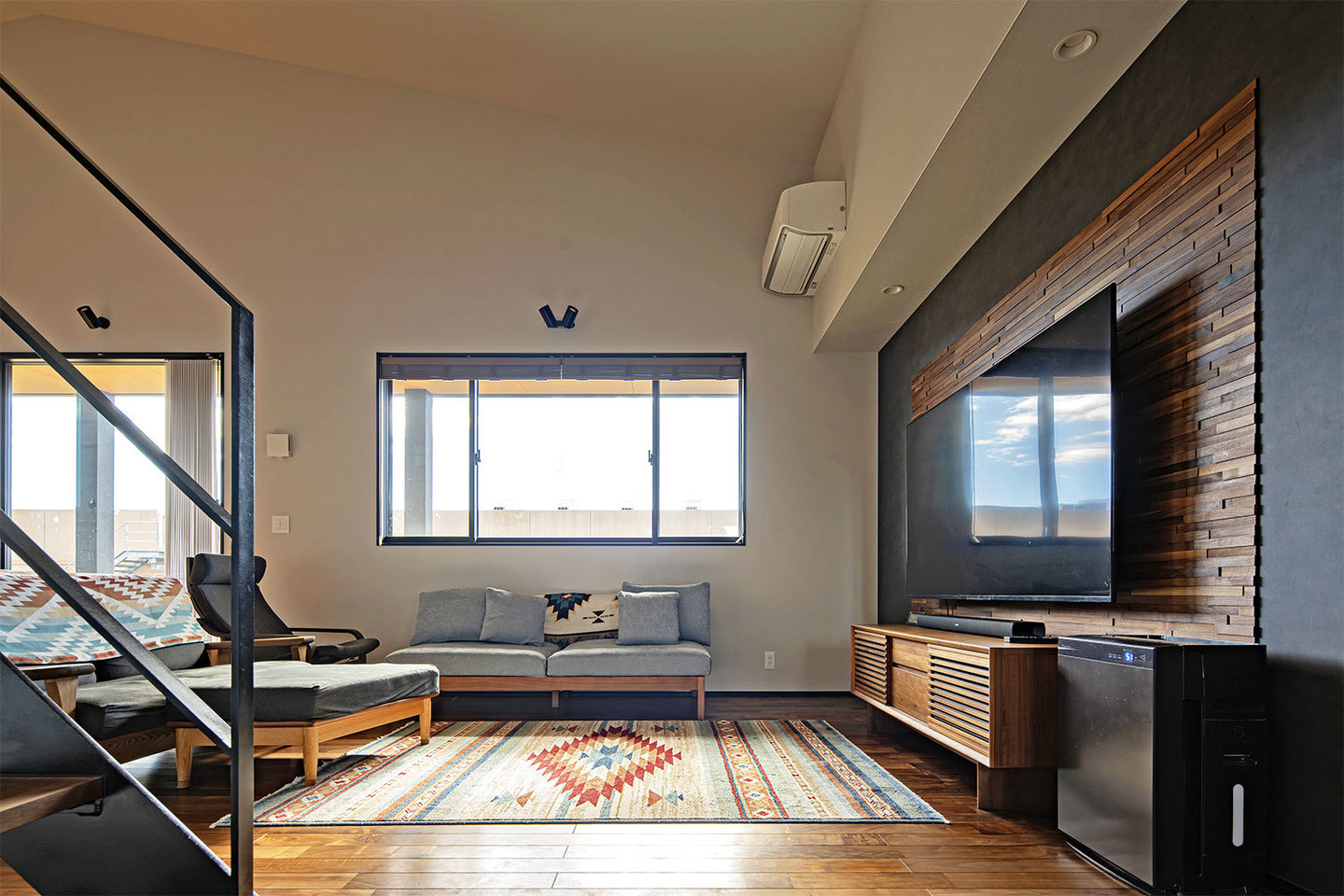 TV背面にお客様が施工したこだわりのウッドパネル