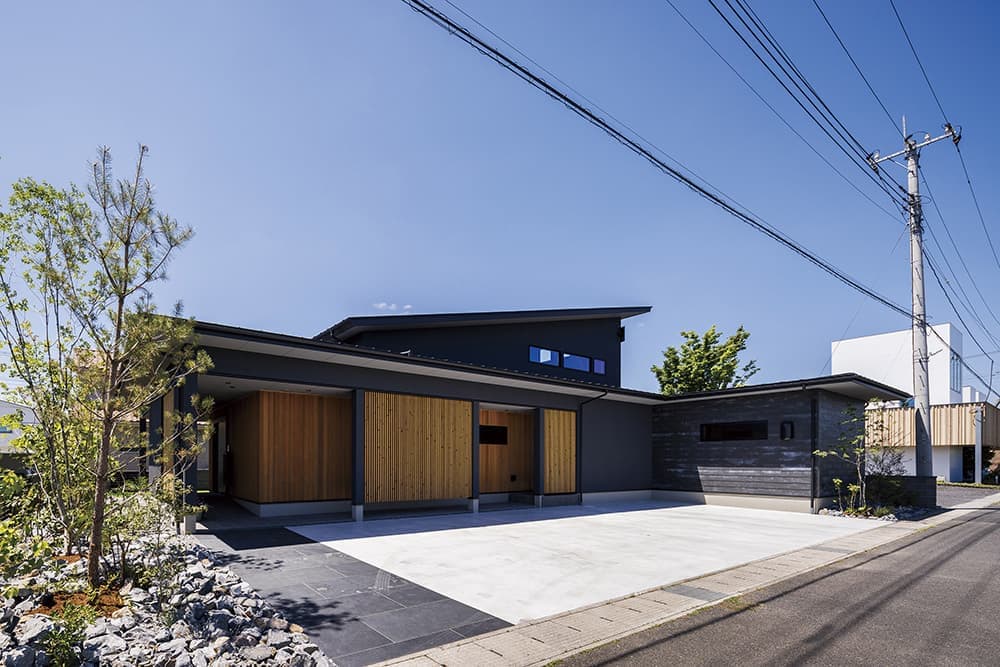 南北に長いビルトインガレージ付きの平屋