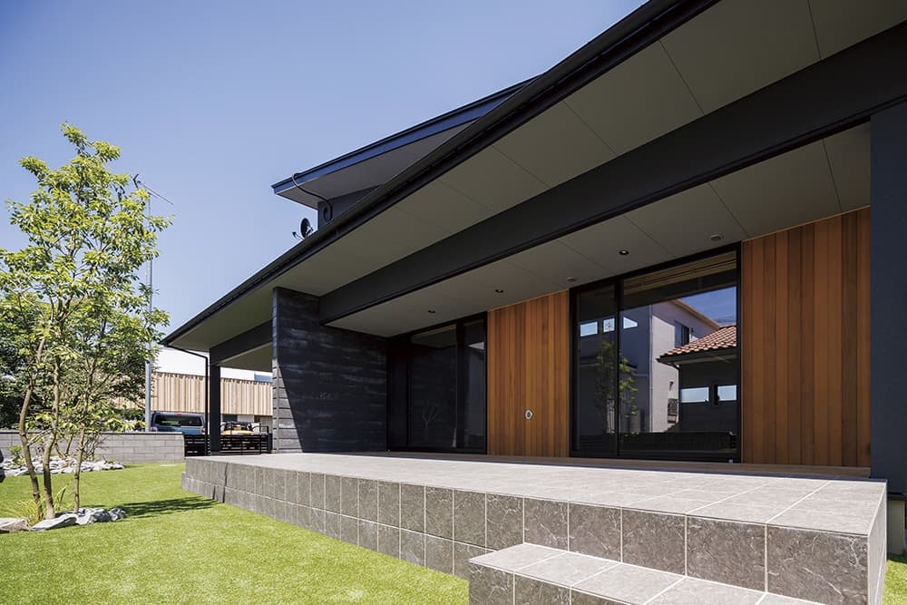 南北に長いビルトインガレージ付きの平屋