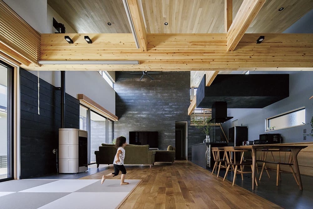 南北に長いビルトインガレージ付きの平屋