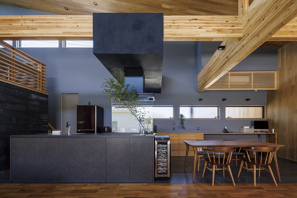 南北に長いビルトインガレージ付きの平屋