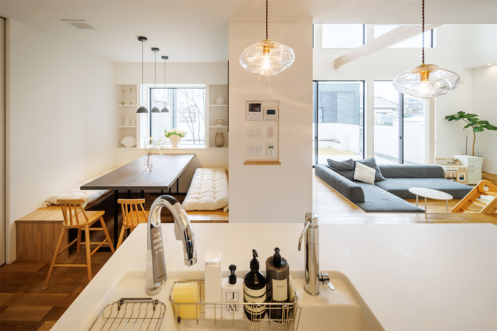 リビングと分け小ぢんまりとした空間としたダイニング