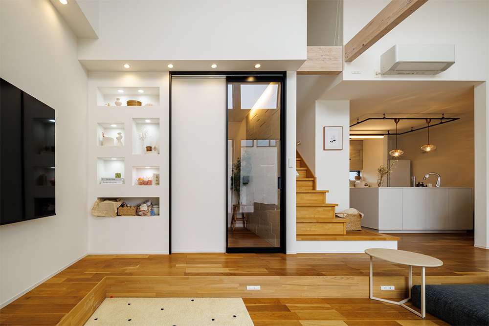 抜け感のある玄関とリビングの建具