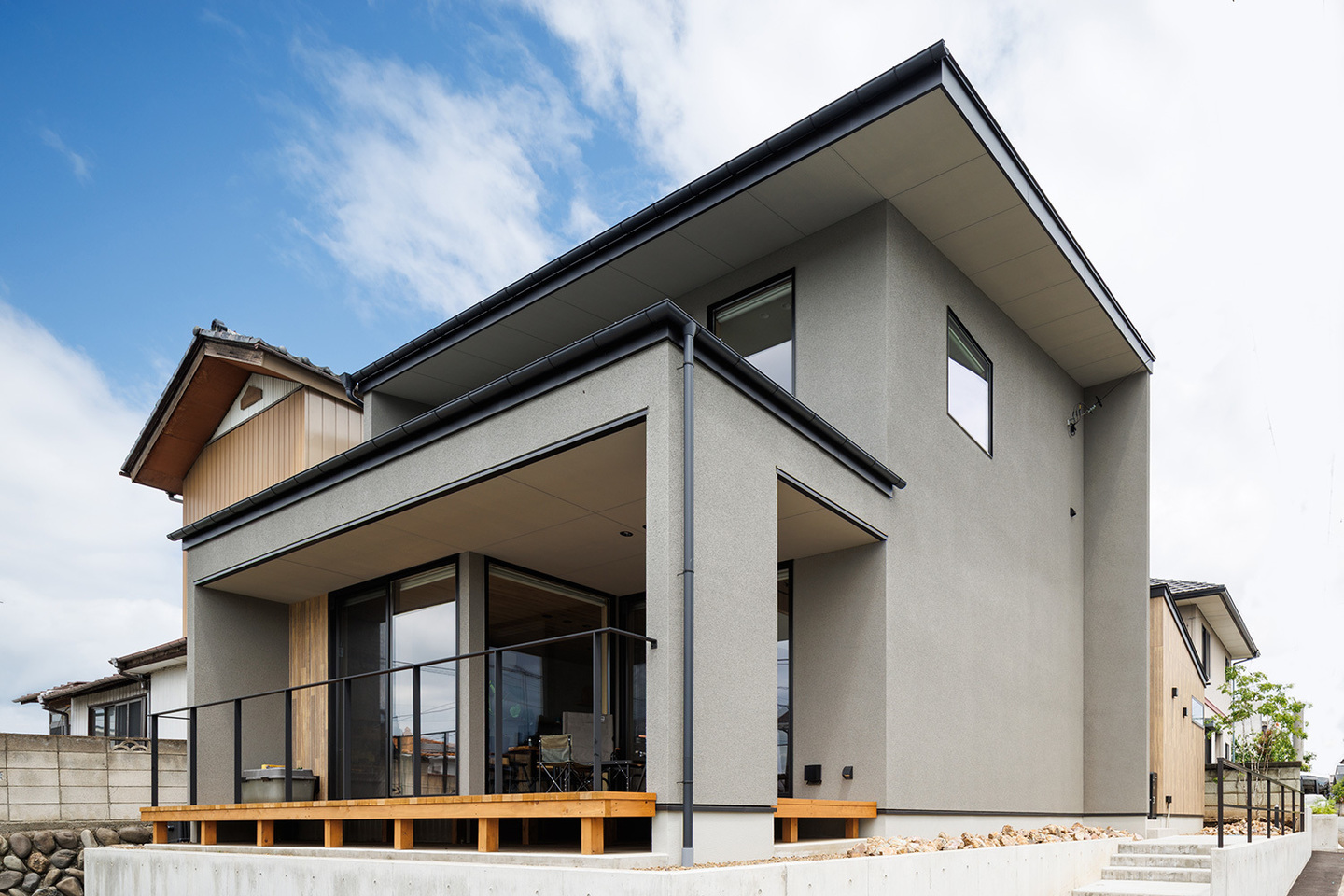 外と内をつなぐウッドデッキのあるナチュラルモダンな家