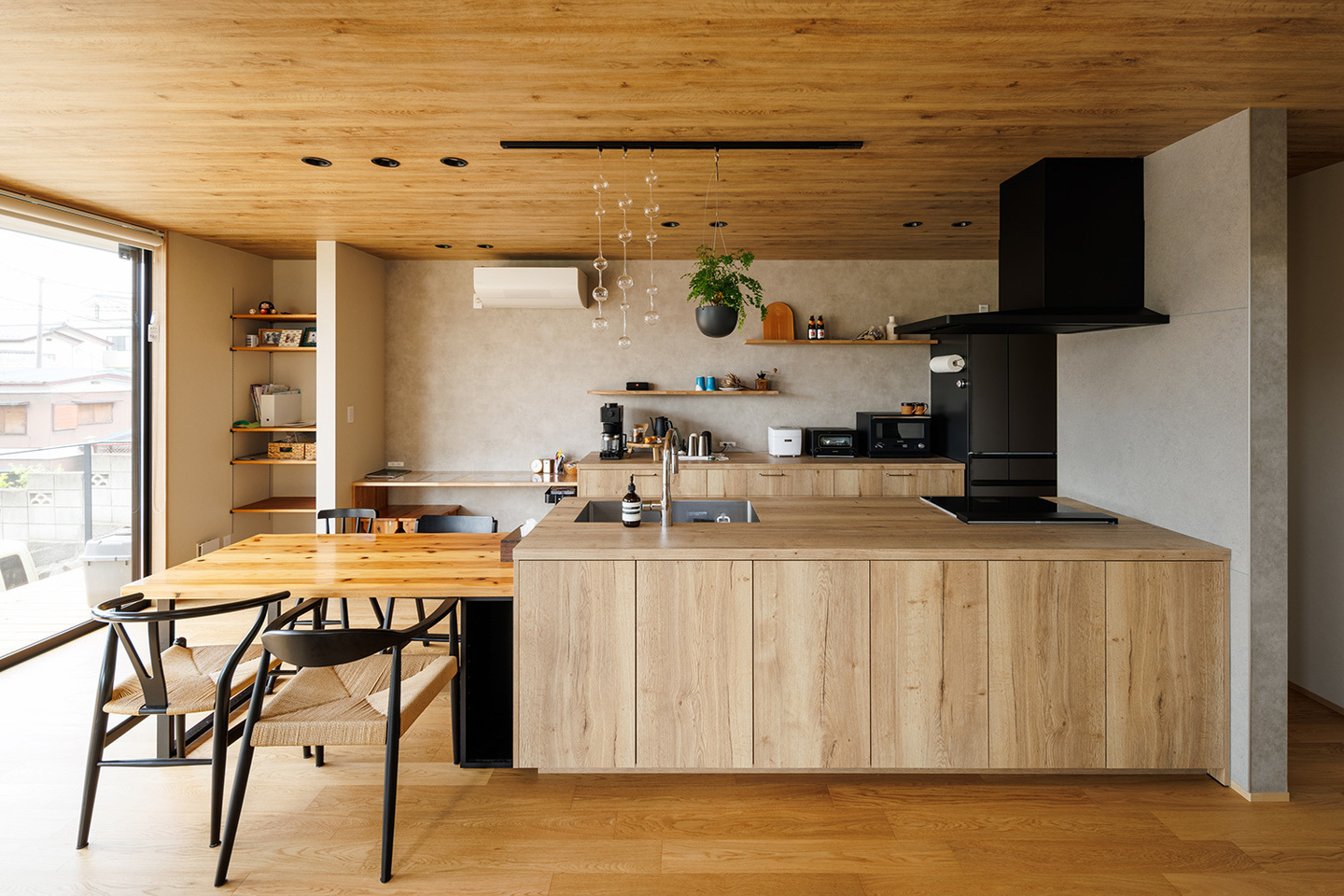 木目調が程よいナチュラル感を演出するダイニングキッチン