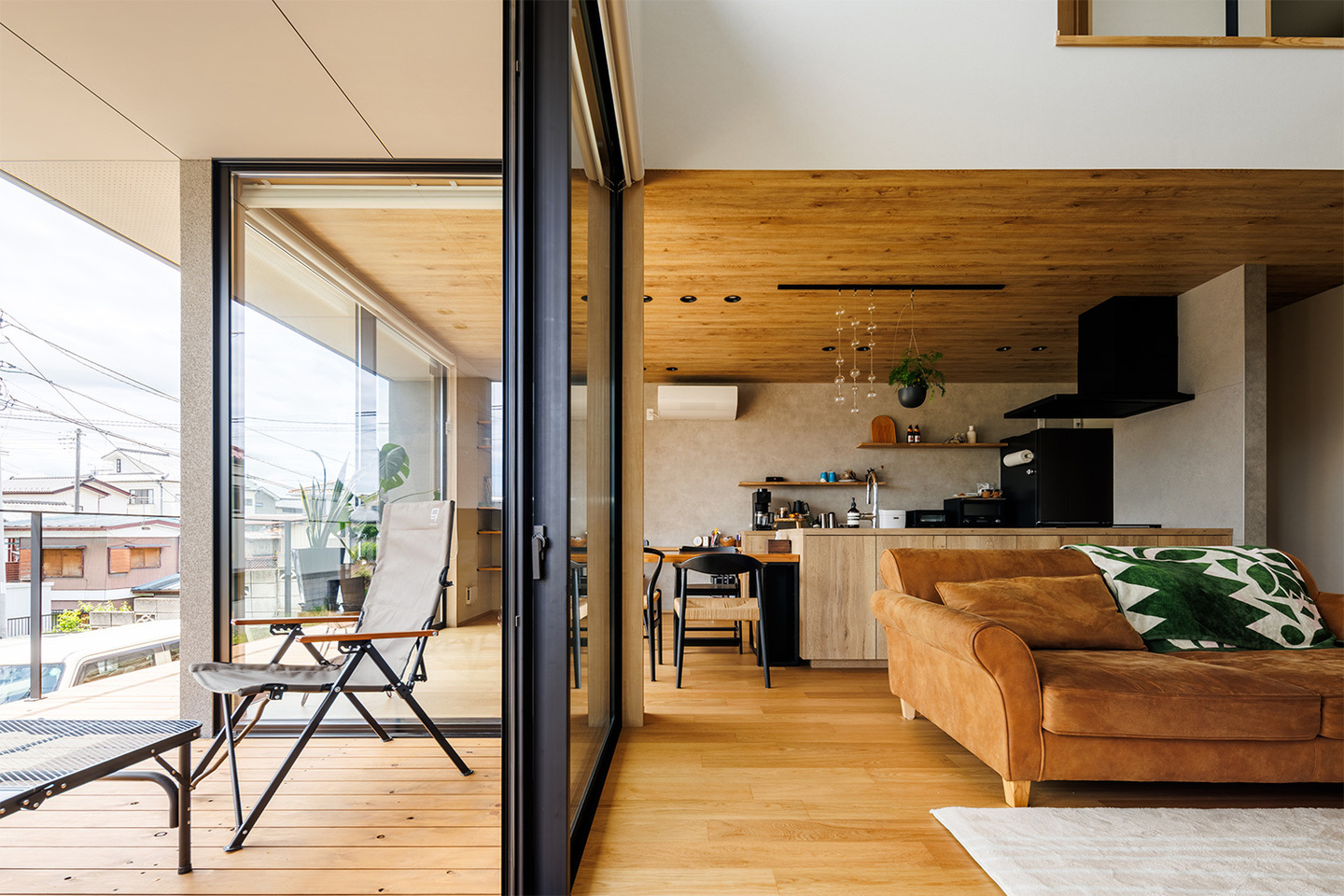外と内をつなぐウッドデッキのあるナチュラルモダンな家