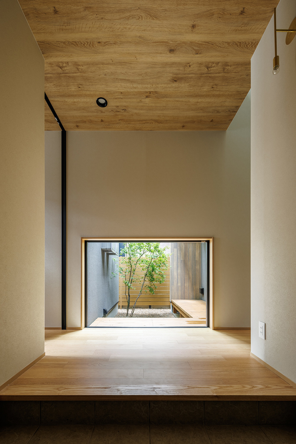 お客様を迎え入れる絵のように切り取った中庭空間