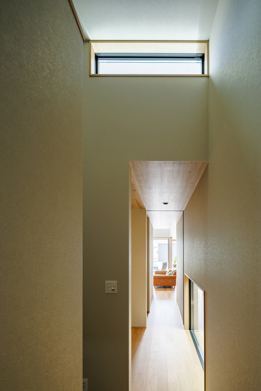 暗くなりがちな廊下空間にハイサイドライトを設けて明るい空間に