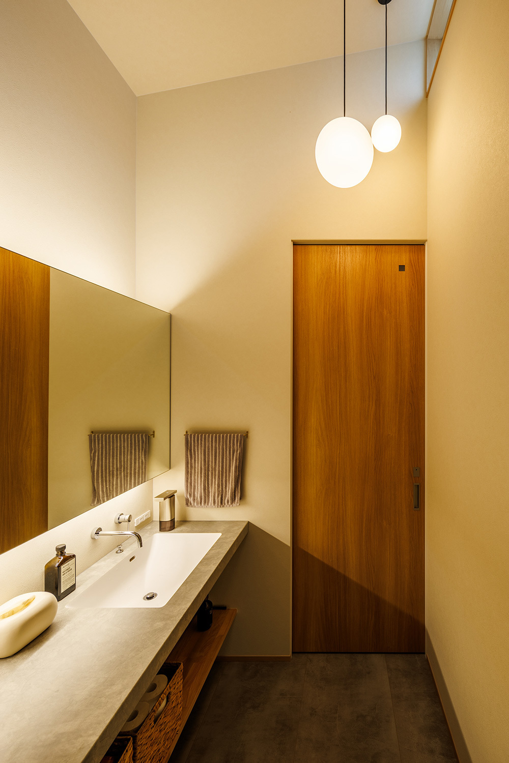 天井を高くし開放的にしながら、ハイサイドライトで明るくした洗面所