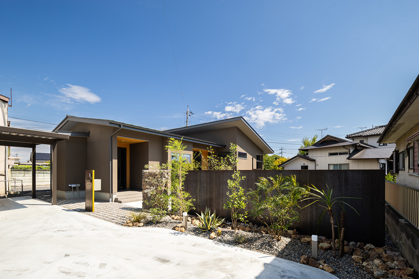 美しい外構と建物が相まって醸し出す落ち着いた雰囲気の外観