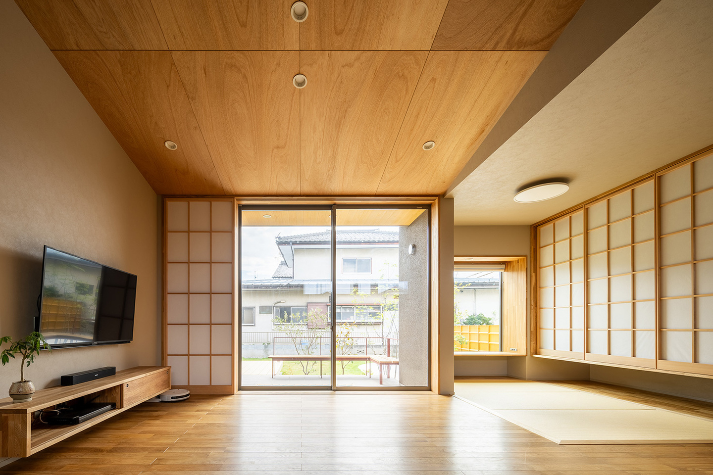 ベンチのあるタイルテラスとつながるＬＤＫ