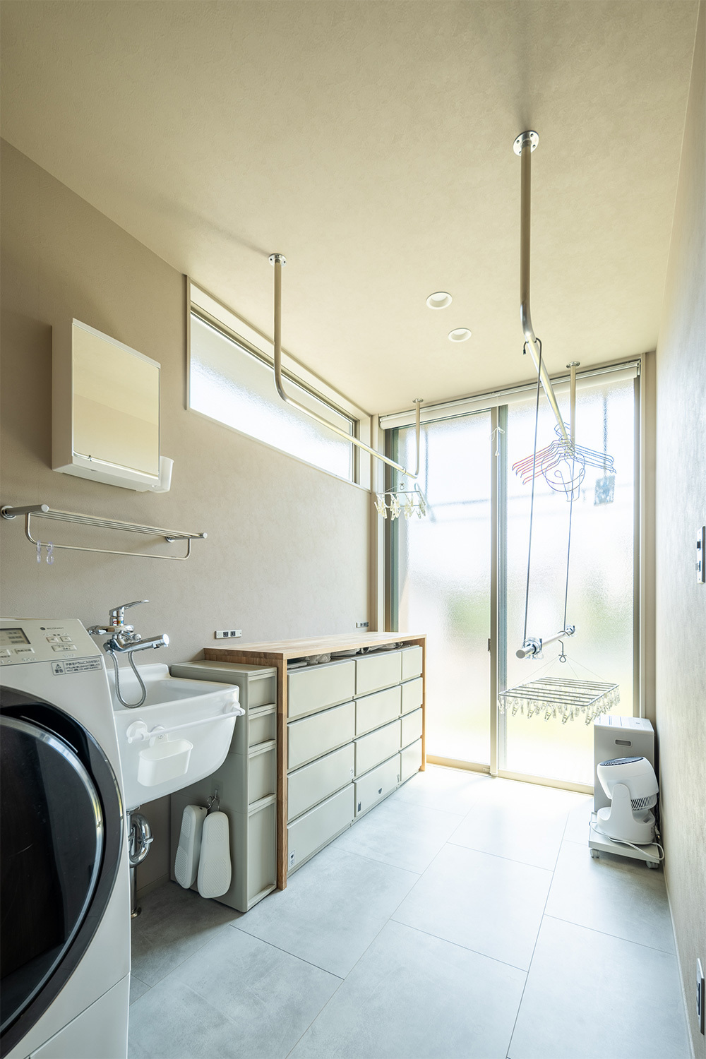 明るく清潔感のある脱衣・ランドリールーム