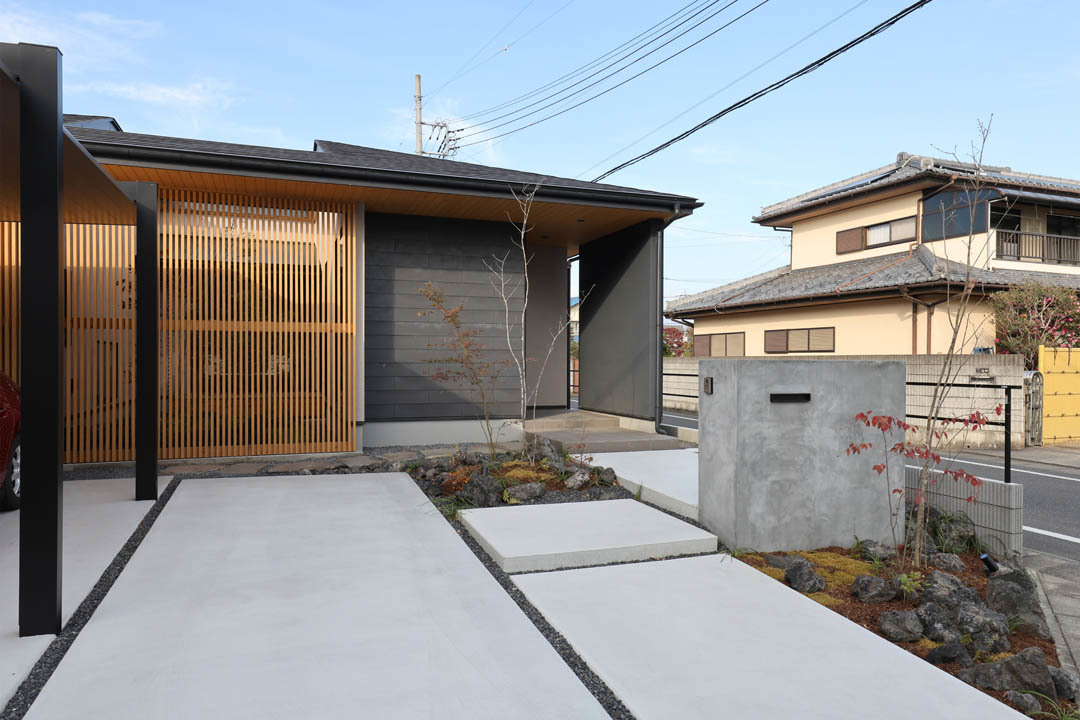 中庭を中心として開放されたLDKのある家