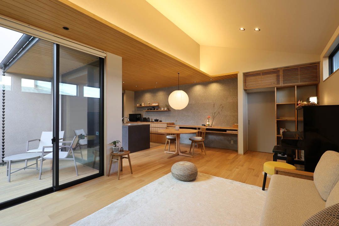 中庭を中心として開放されたLDKのある家