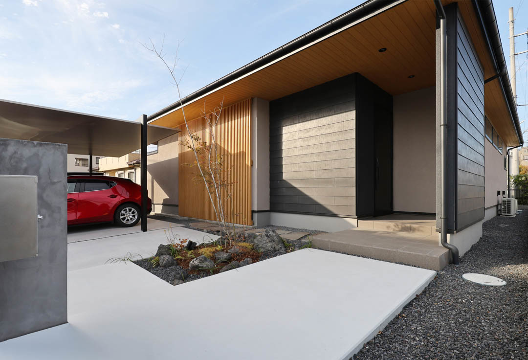 中庭を中心として開放されたLDKのある家