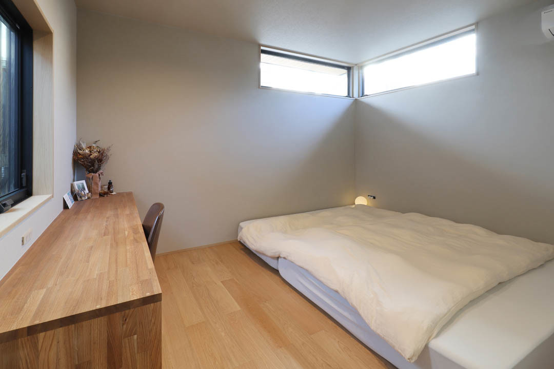 中庭を中心として開放されたLDKのある家