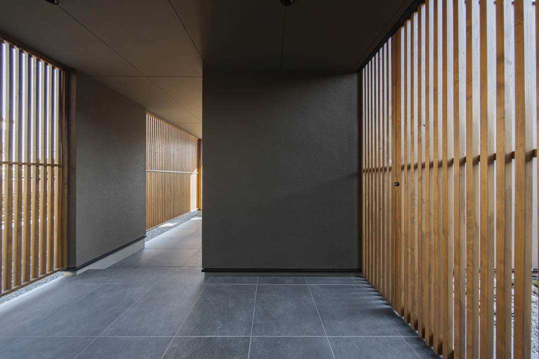 木製格子が印象的な玄関アプローチ