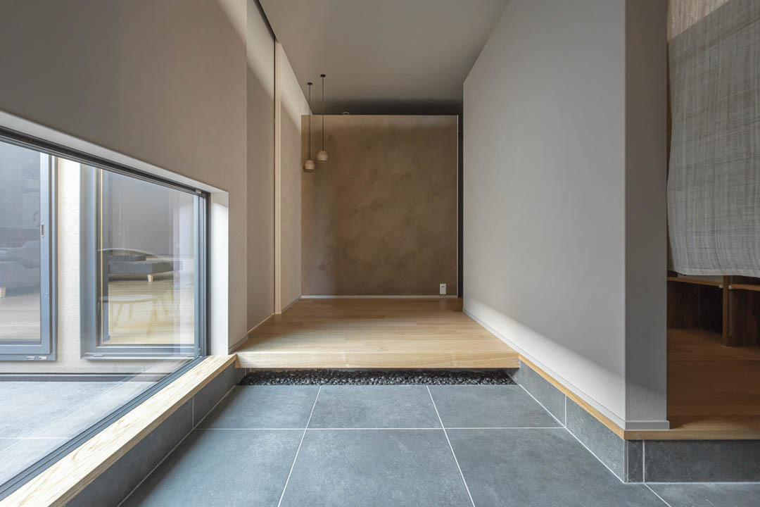 正面の壁はお施主様が施工した塗り壁の玄関ホール