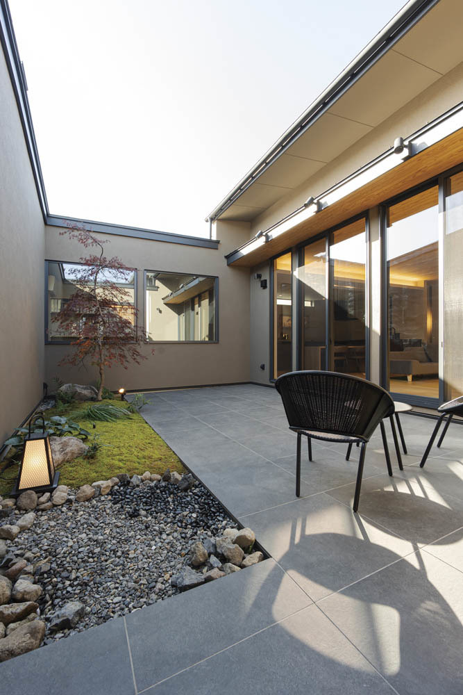 外部からの視線に配慮したリビングにつながる中庭