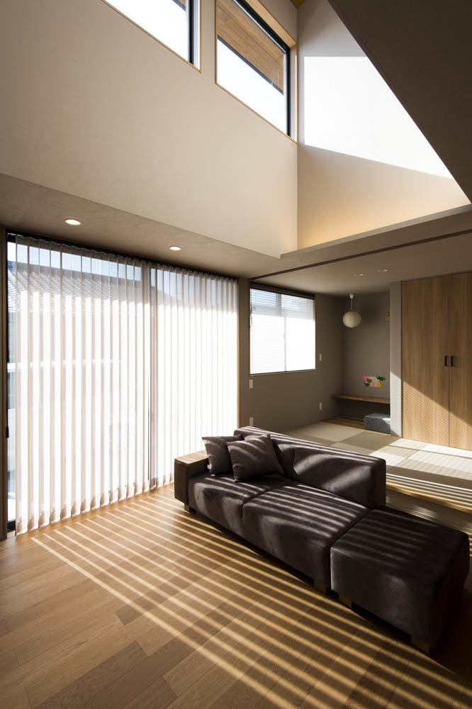 吹抜からの光でより開放的で明るいリビング