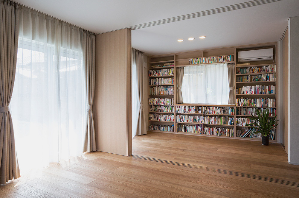 収納が沢山できる本棚がある部屋
