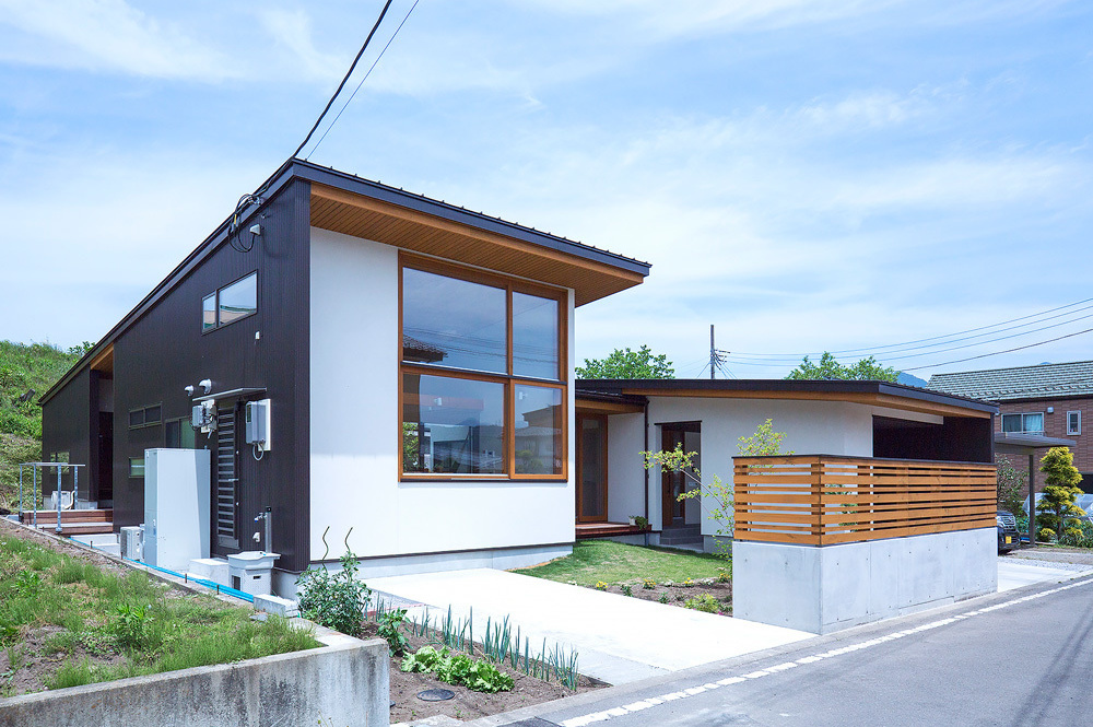 白い壁と平な屋根の平屋